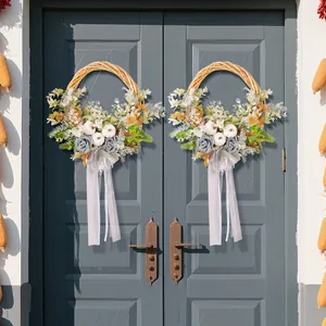 Couronne d'automne avec citrouilles blanches et roses grises pour déco de porte