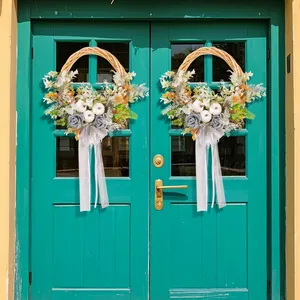Couronne de récolte d'automne avec citrouilles blanches et roses grises pour porte d'entrée