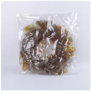 Herbstlicher Ahornblatt- und Beerenkranz in Klarsichtfolie verpackt