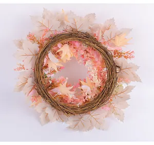 Detailansicht Herbstkranz mit rosa Ahornblättern und natürlichem Weinrebenring.