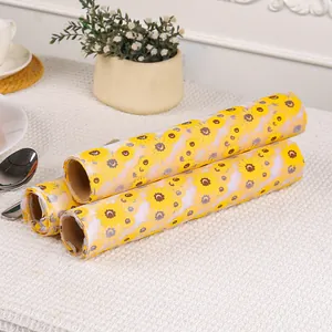 Trois rouleaux de tissu maille tournesol pour chemins de table et décorations DIY.