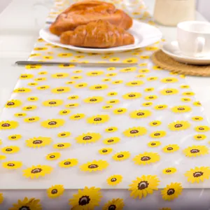 Chemin de table élégant en maille blanche avec imprimé tournesol pour la fête