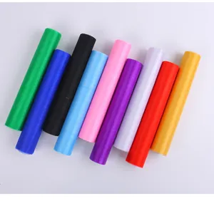 Assortiment gekleurde tule rollen voor bruiloft en bloemverpakking