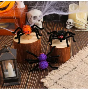 Set bunter Halloween-Spinnen-Haarspangen in einer gruseligen, festlichen Szene.