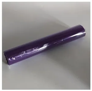 Close-up van een paarse tule rol verpakt in plastic voor feestelijke bruiloftsdecoratie