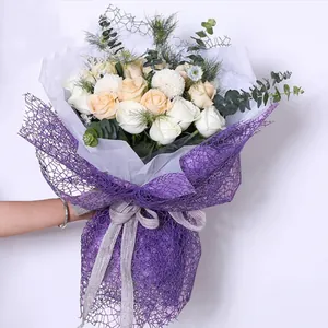 Elegante violette Jacquard-Netzverpackung für DIY-Blumensträuße mit schickem Dekoband