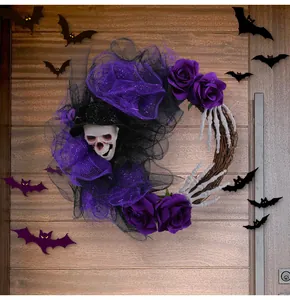 Detailopname van een Halloween-skeletkrans met paars gaas, rozen en skelethanden