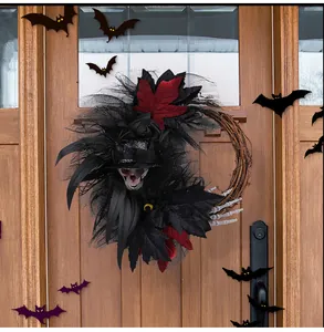 Griezelige Halloween-krans met schedel en zwarte esdoornbladeren aan de deur