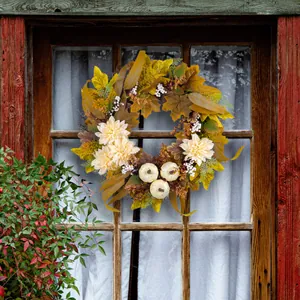 Herbstlicher Ahornblattkranz mit weißen Kürbis und Dahlien für das Erntedankfest