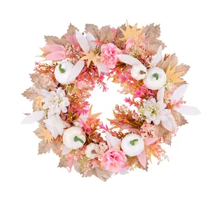 Dekorativer Herbsternte-Blumenkranz mit rosa Blumen und weißen Kürbissen für die Tür