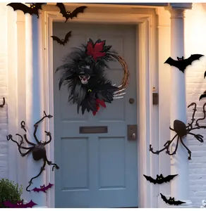 Halloweenkrans met schedel en hoge hoed op een voordeur voor feestversiering.