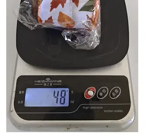 Ruban à motif de feuilles d'érable pour l'automne pesant 48 grammes sur une balance