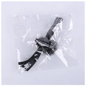 Detailansicht der schwarzen flauschigen Spinne Haarklammer in Klarsichtverpackung