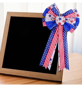 Dettaglio del fiocco patriottico americano con motivi a stelle e strisce rosse.