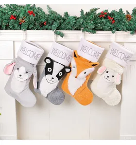 Detailansicht von vier Plüsch-Weihnachtssocken mit Tiermotiven und Welcome-Stickerei