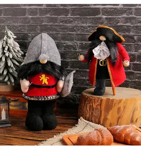 Detaillierte Innenaufnahme von stehenden Gnomen-Puppen im Ritter- und Piratendesign