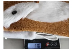 Nahaufnahme eines Fuchs-Plüsch-Weihnachtsstrumpfs auf einer digitalen Waage.