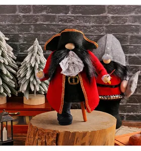 Detailansicht der Piraten-Zwergpuppe mit schwarzem Bart und rotem Mantel auf Holzstumpf