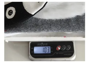 Detailansicht zeigt das Gewicht der Alpaka-Weihnachtssocke von 103g auf einer Digitalwaage