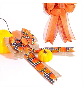 Primo piano della trama in juta e del motivo a zucca sul fiocco decorativo del Ringraziamento