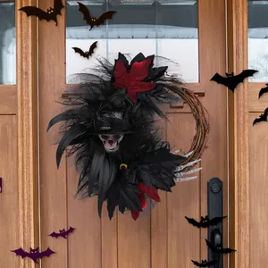 Griezelige Halloween krans met schedel, hoge hoed en skelethanden voor voordeur decoratie