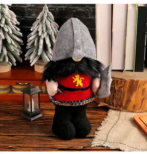 Handgefertigte Ritter-Zwergpuppe mit roter Tunika und grauem Filzhelm auf einem Holztisch