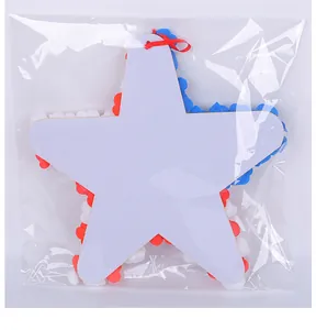 Rückansicht der patriotischen USA Independence Day PU-Blumenstern-Türbehang Dekoration