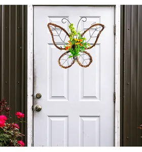 Corona de puerta de ratán con forma de mariposa y flores primaverales para decoración