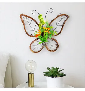 Corona de pared hecha a mano con forma de mariposa y flores artificiales para decoración hogar