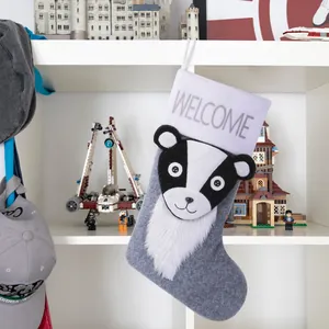 Großer grauer Weihnachtssocken aus Filz mit süßem Dachs-Motiv und Welcome-Stickerei