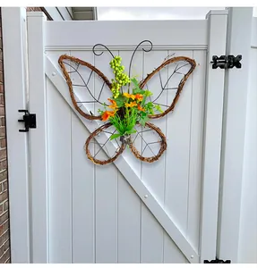 Detalle de una corona de mariposa hecha de sarmientos con flores primaverales.