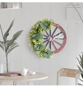 Vue détaillée de la couronne de bienvenue rustique en roue avec feuilles d'eucalyptus