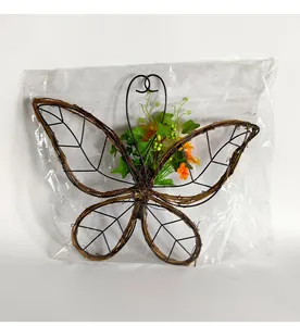 Corona de mariposa de ramas con flores artificiales en bolsa de plástico