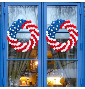 Couronnes de roses du Jour de l'Indépendance USA sur portes bleues pour décor