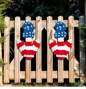 Paire de couronnes d'ancre roses patriotiques drapeau américain sur portail en bois