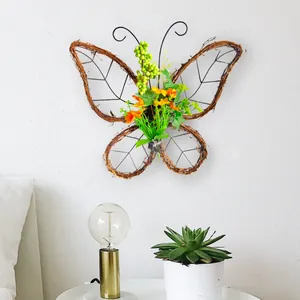 Corona rústica de ratán con forma de mariposa y flores de primavera para pared hogar