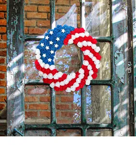 Couronne de roses en PU pour le jour de l'indépendance USA sur fenêtre rustique
