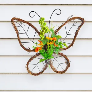 Corona de mariposa con flores primaverales para decoración de puertas y paredes de casa