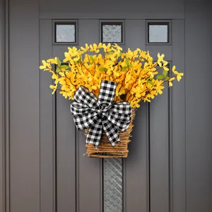 Lente gele bloemenmand deurhanger met zwart-wit geruite strik decoratie