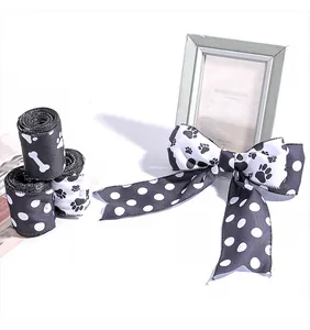 Elegante fiocco decorativo in nastro bianco e nero con stampe di zampe di cane e ossa