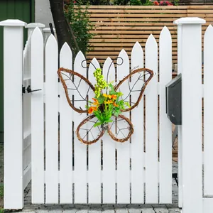 Corona de mariposa con flores amarillas para decoración primaveral de vallas de jardín.