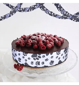 Primo piano del nastro con impronte di zampe usato come bordo decorativo su una torta