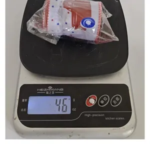 Dettaglio misura che mostra il peso di 46 g del nastro decorativo del Giorno dell'Indipendenza.