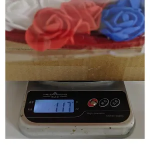 Gros plan montrant la mesure du poids de la couronne de roses PU USA Independence Day