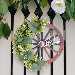 Couronne en bois rustique avec feuilles d'eucalyptus et signe Welcome pour porte