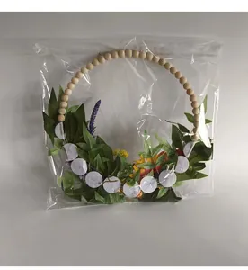 Vue détaillée de la couronne de perles en bois dans son emballage plastique