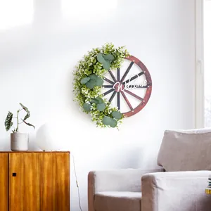 Couronne rustique en bois en forme de roue de charrette avec eucalyptus et panneau Welcome.
