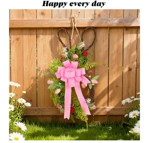 Dettaglio della ghirlanda di coniglio pasquale con fiocco a quadretti rosa e fiori.