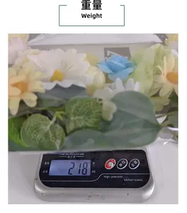 Vue détaillée d'une couronne de fleurs de printemps avec marguerites et roses sur une balance