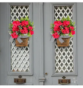 Cesto di fiori finti rosa decorativo con nastro a righe su porta in stile vintage